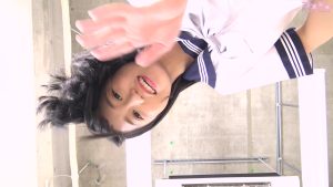 【シーン動画】小松かのんセーラー服逆さパンチラ告知